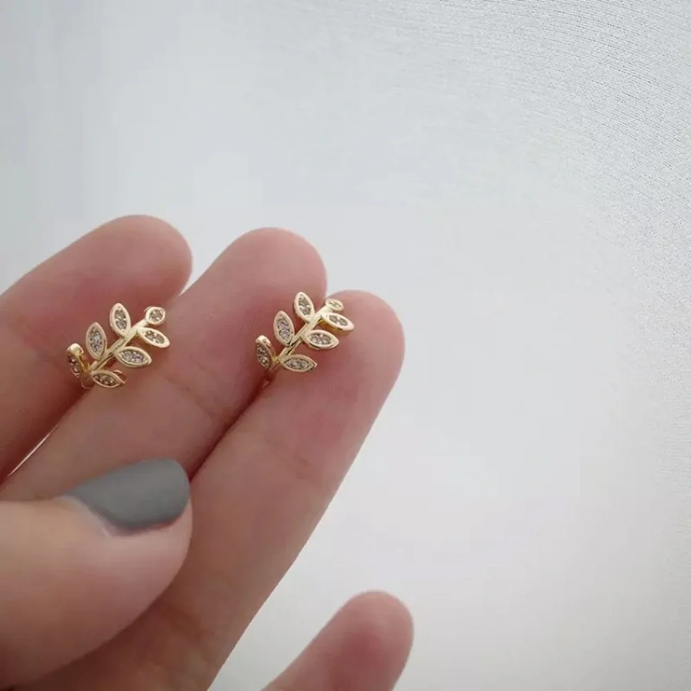 “Nature Dweller” Leaf Diamond No Pierce Ear Cuff